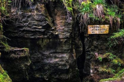 Descoperă frumusețea misterioasă a Peșterii Iza din Valea Vaserului