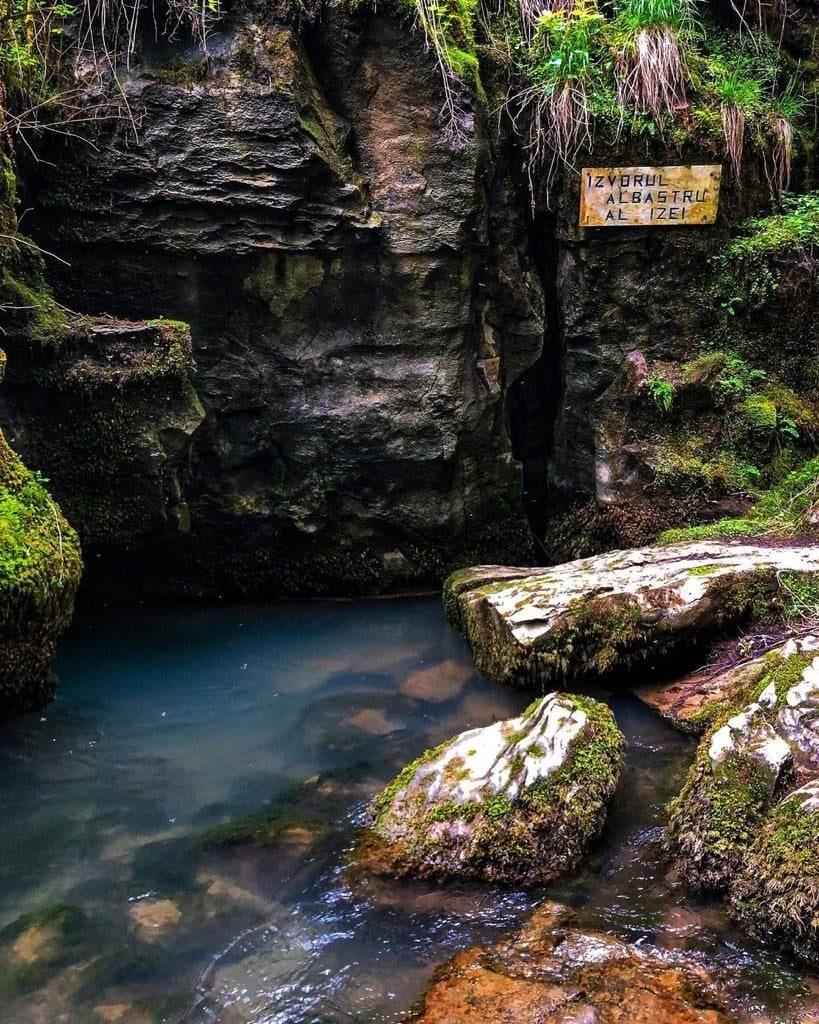 Descoperă frumusețea misterioasă a Peșterii Iza din Valea Vaserului