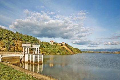 Explorând Satul Călinești: Povești cu Troițe Pictate