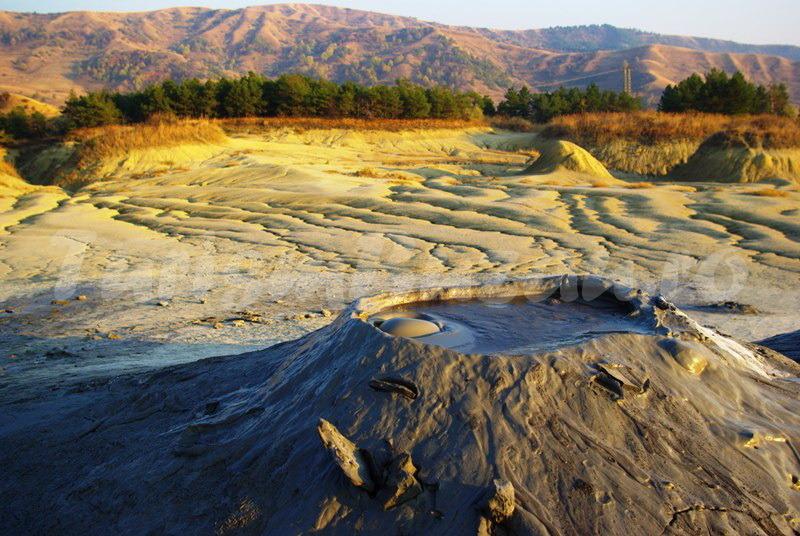 Descoperirea Vulcanilor Noroioși de la Ieud: O Minune Naturală