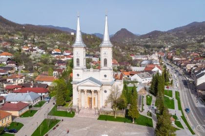 romania atractiva biserica romano catolica sfanta marie din baia sprie printre cele 20 de obiective din opt judete care spun o poveste foarte putin cunoscuta de romani 676848529e7d4