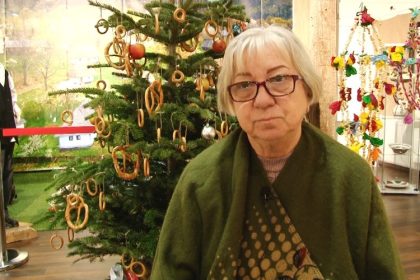 video anul nou este marcat in comunitatea romaneasca de urarea cu sorcova 677403fb1857e