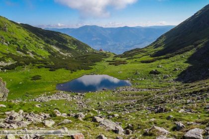 Descoperă frumusețea Lacului Iezer: Liniște și natură impecabilă