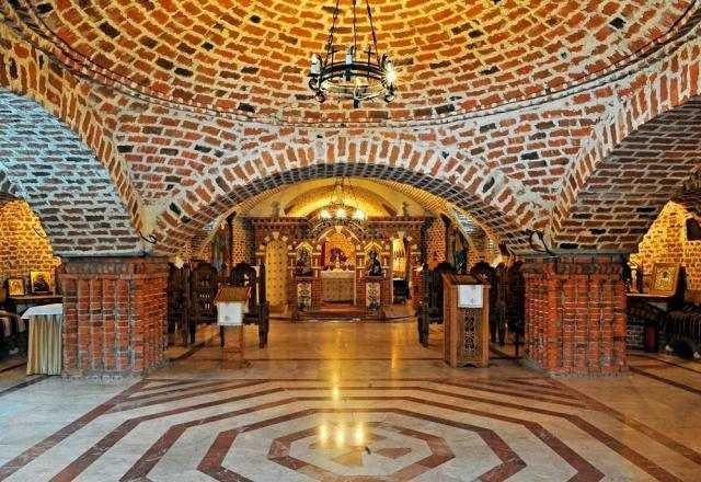 Descoperind Mănăstirea Peri-Săpânța: Un Colț de Rai