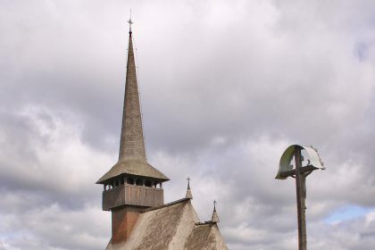 Descoperă Biserica de Lemn din Rogoz: Un Tezaur Ascuns