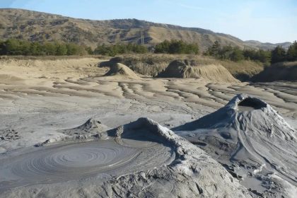 Explorând Vulcanii Noroioși de la Ieud: O Minune Naturală