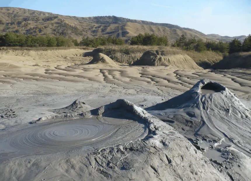 Explorând Vulcanii Noroioși de la Ieud: O Minune Naturală