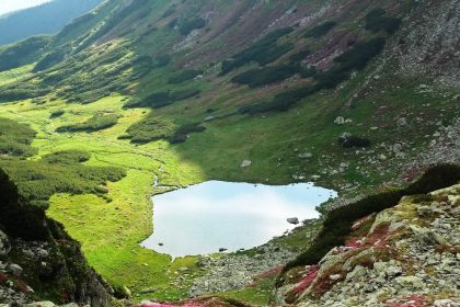 Descoperă Lacul Iezer: O Comoară Naturală din România