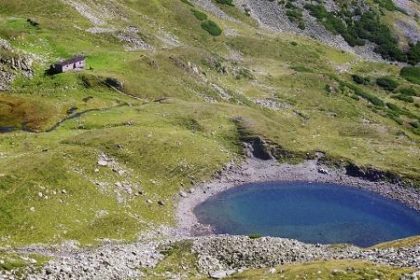 Descoperă Lacul Iezer: O Comoară Naturală a Munților
