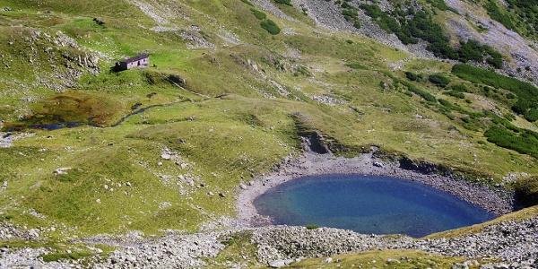 Descoperă Lacul Iezer: O Comoară Naturală a Munților