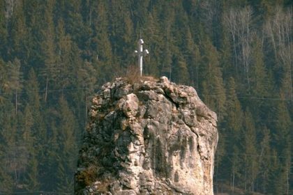 Stânca Dracului: Legende și Frumuseți din Poienile de Sub Munte