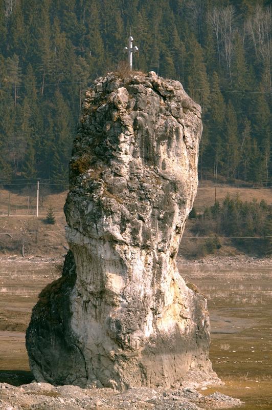 Stânca Dracului: Legende și Frumuseți din Poienile de Sub Munte