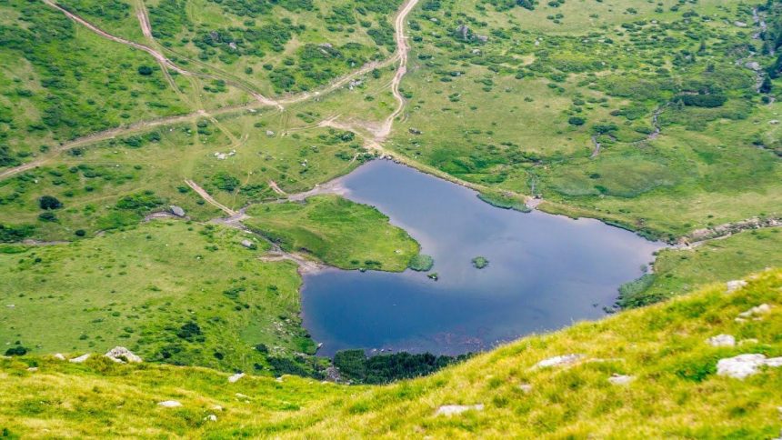 Descoperă frumusețile Șaului Știol și Lacului Știol