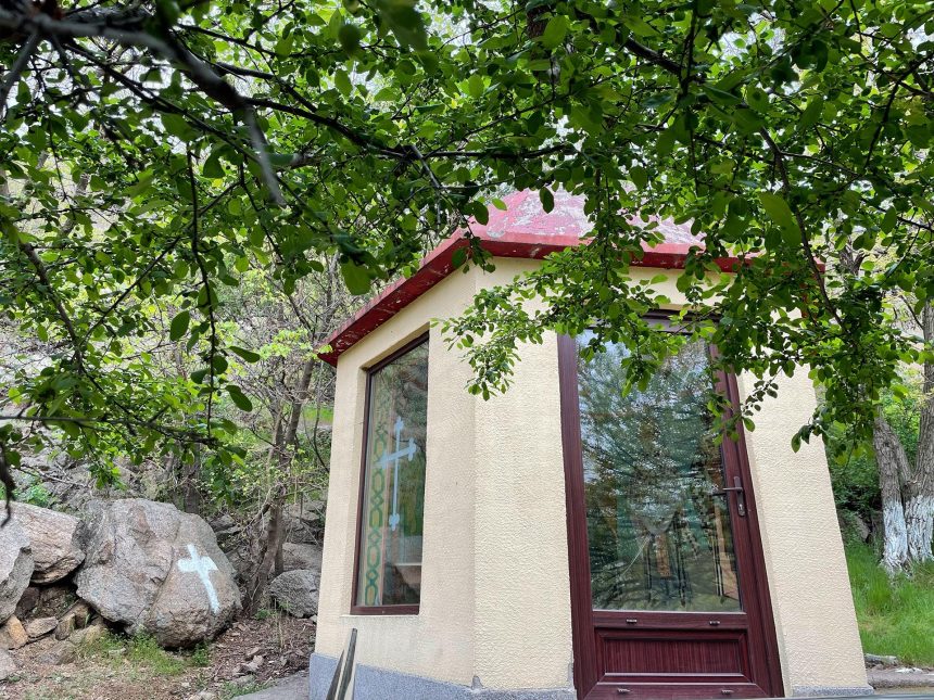 Descoperirea Fântânii cu Leac din Săcel: Între Mister și Tradiție