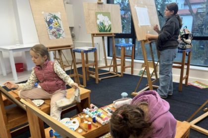 colonia pictorilor cursurilor de practica si teorie a culorilor li se alatura si desenul 67851e1850c6c