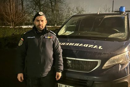 gest civic prim ajutor acordat de un jandarm unui barbat accidentat de o masina 67920baa59288