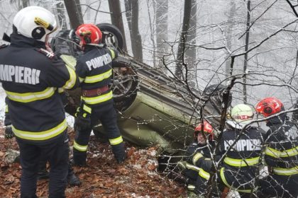 isu o masina in care se aflau o femeie si doi copii s a rasturnat in zona barajului firiza 677f9bfcd807c