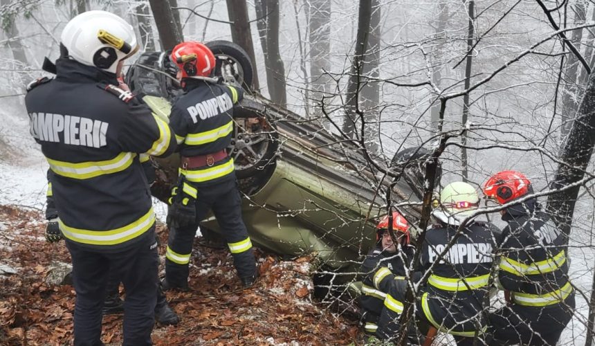 isu o masina in care se aflau o femeie si doi copii s a rasturnat in zona barajului firiza 677f9bfcd807c