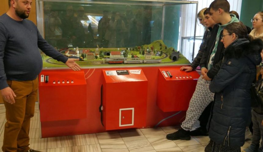 muzeul judetean de mineralogie expozitia temporara glasul rotilor de tren mai poate fi vizitata cateva zile 67920dce757cb