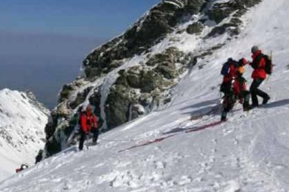 salvamont actiune de salvare a doi ucraineni rataciti in muntii maramuresului 6789041e67867