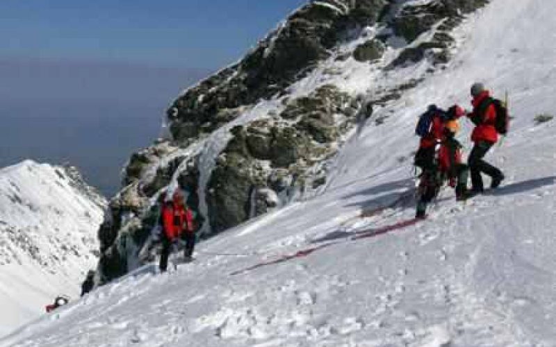 salvamont actiune de salvare a doi ucraineni rataciti in muntii maramuresului 6789041e67867