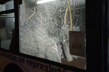 baia mare barbat care a vandalizat un autobuz prins de politistii locali dupa o urmarire printre blocuri si prin cimitir 67a4622f9e0df