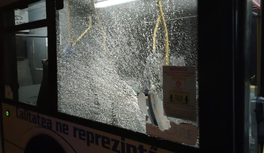 baia mare barbat care a vandalizat un autobuz prins de politistii locali dupa o urmarire printre blocuri si prin cimitir 67a4622f9e0df