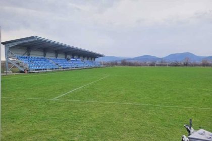 copiii din recea asteptati la stadion sa joace fotbal 67dd49e79b383