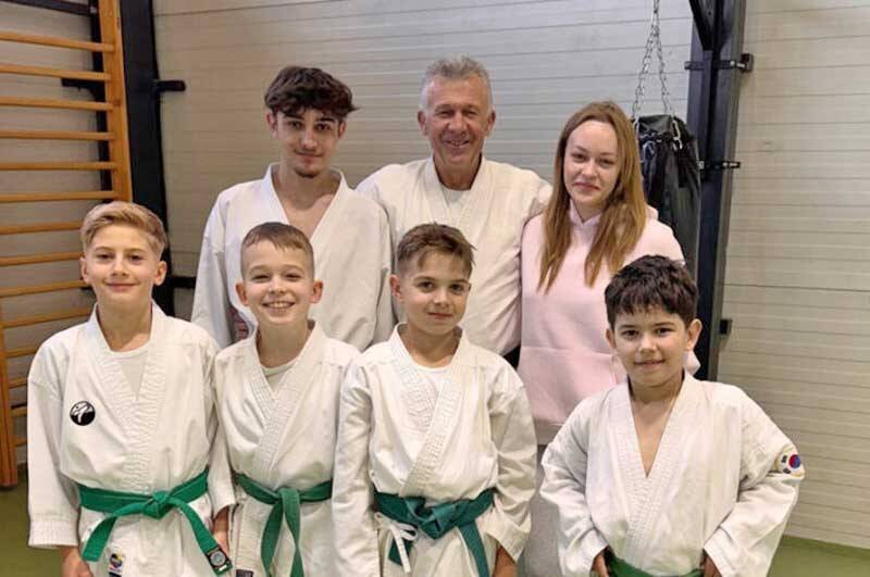 salba de medalii pentru karateka din farcasa 67e3c54acd750