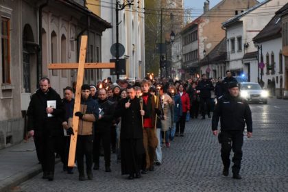 biserica romano catolica sfanta treime sute de baimareni au participat la procesiunea calea crucii 67fb886bd074b