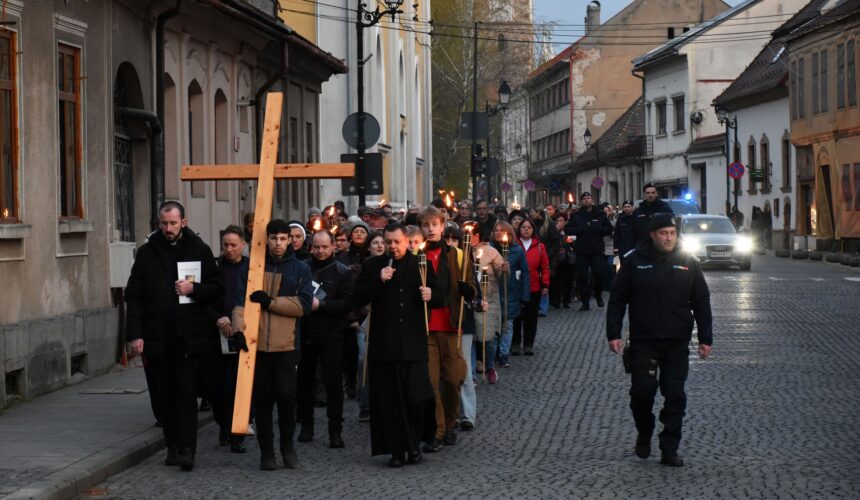 biserica romano catolica sfanta treime sute de baimareni au participat la procesiunea calea crucii 67fb886bd074b
