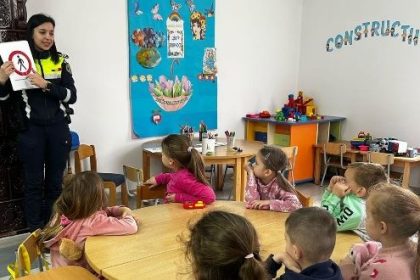 ipj politisti la discutii cu copiii despre prevenirea violentei in scoli 67f5236aef929