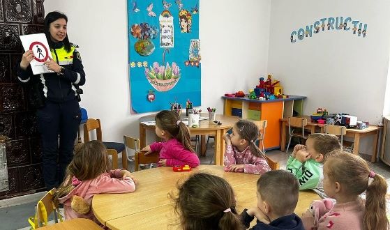 ipj politisti la discutii cu copiii despre prevenirea violentei in scoli 67f5236aef929