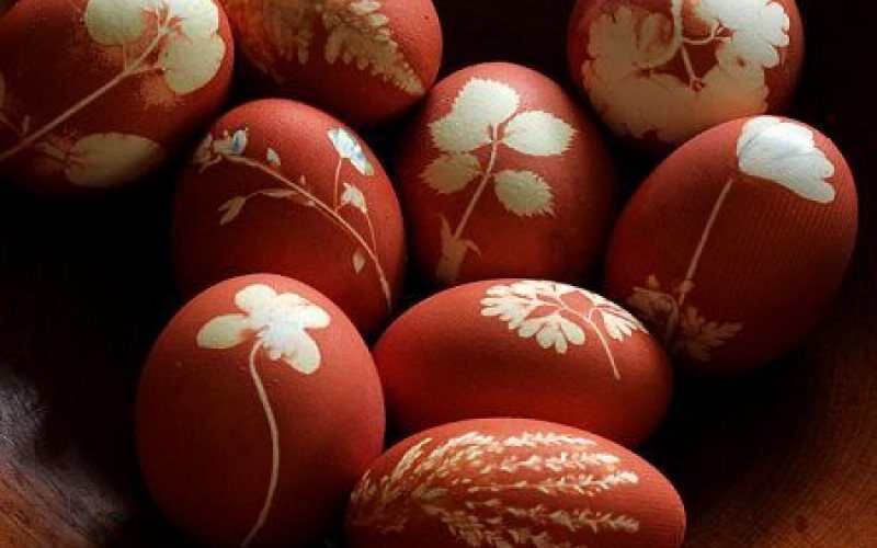 traditii in joia mare gospodinele vopsesc ouale in rosu 6800cae6a0ea8