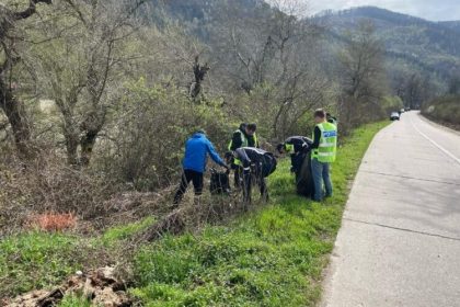 ulmeni politisti intr o actiune de ecologizare 67ee792292dff