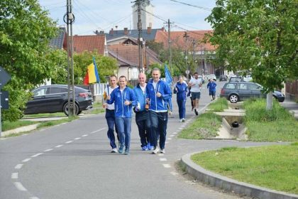 alergatorii cu torte pentru pace au poposit in seini 683836de5a868