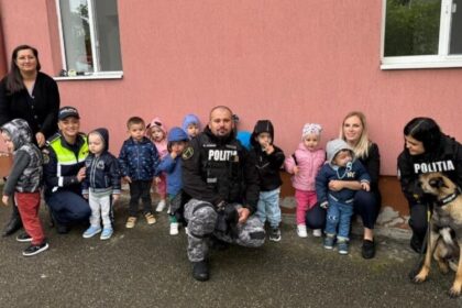 baia mare politisti in vizita la gradinite 683a8457bbaca