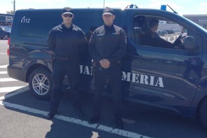 barbat cazut pe carosabil ajutat de jandarmii maramureseni 683af01d11845