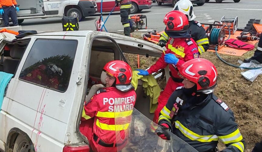 exercitiu isu simulare a unui accident intre o autocisterna si un microbuz de transport elevi 682f705a4b0c1