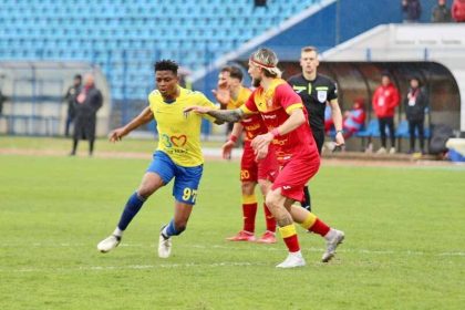 oaspetii joaca ultima carte 681efb78d73fc