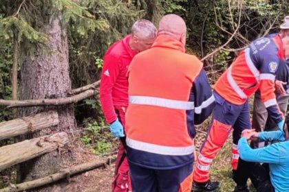 salvamont maramures interventie pentru salvarea unui barbat cu probleme medicale in poienile de sub munte 6834b5333d930
