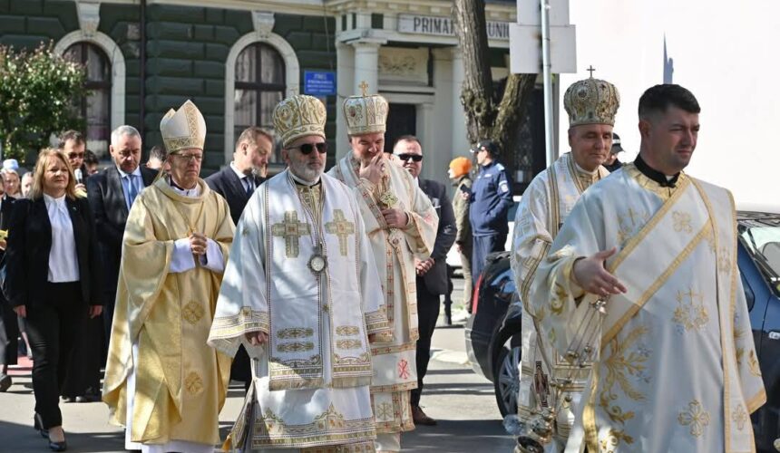 sighetu marmatiei sute de oameni participanti la pelerinajul anual de la cimitirul saracilor 6821bef127674