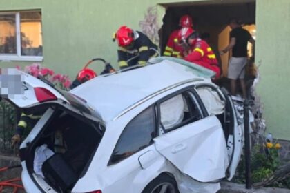 drama in catalina un tanar a murit dupa ce s a lovit cu masina de o casa 684f1011b328a