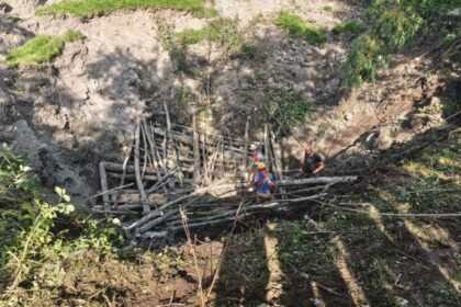 costiui se lucreaza intens la protejarea zonei surpate de noi infiltratii de apa datorita ploilor 68861dc83e6e4