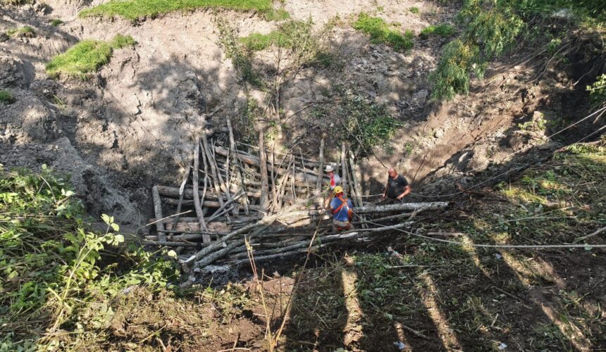 costiui se lucreaza intens la protejarea zonei surpate de noi infiltratii de apa datorita ploilor 68861dc83e6e4