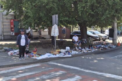 imagine deplorabila comert cu vechituri in strada in conditii insalubre in zona istorica a orasului in vecinatatea unui obiectiv istoric 68765b5b3cb2c