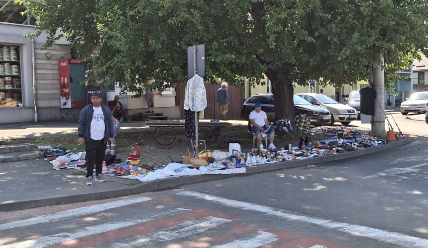 imagine deplorabila comert cu vechituri in strada in conditii insalubre in zona istorica a orasului in vecinatatea unui obiectiv istoric 68765b5b3cb2c