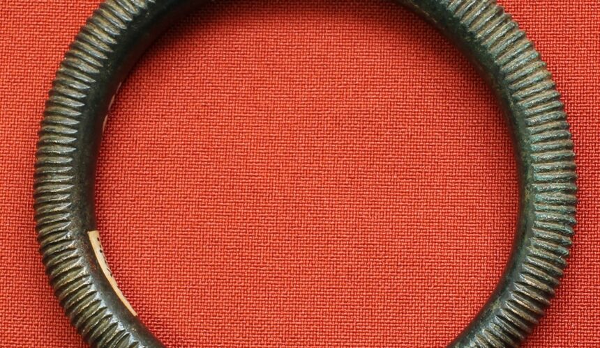 muzeul judetean de istorie exponatul lunii bratara din depozitul de bratari de bronz descoperit la vadu izei 686e42e3ee50d