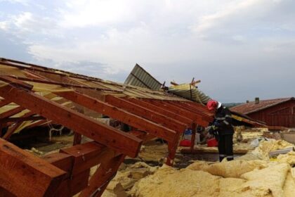 pagube probleme la alimentarea cu energie electrica din cauza vremii nefavorabile in mai multe localitati vantul a smuls bucati din acoperisul unui bloc 6885d1eea1d55