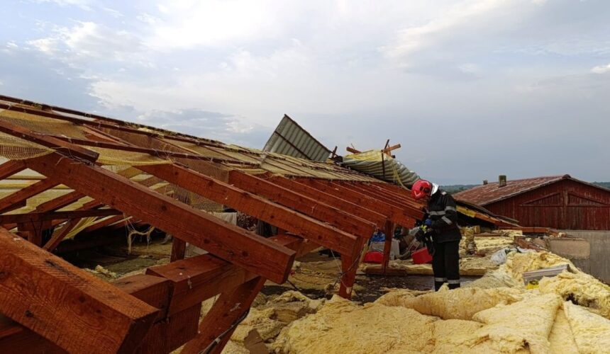 pagube probleme la alimentarea cu energie electrica din cauza vremii nefavorabile in mai multe localitati vantul a smuls bucati din acoperisul unui bloc 6885d1eea1d55